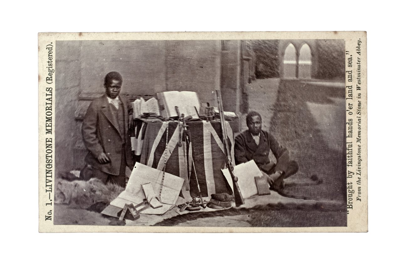 James Chuma y Abdullah Susi con artefactos de David Livingstone, Newstead Abbey, Inglaterra, junio de 1874 de R. and Son Allen