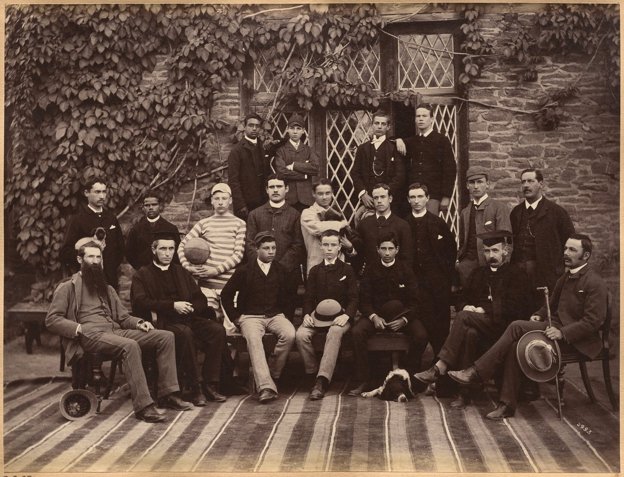 Alumnos y profesores de las clases superiores de la Bishop Cotton School, Shimla (verso) de Raja Deen Dayal