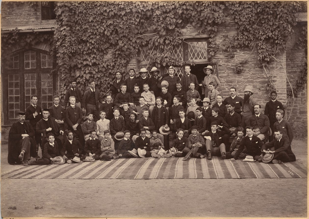 Alumnos y personal de enseñanza media, Bishop Cotton School, Shimla (verso) de Raja Deen Dayal
