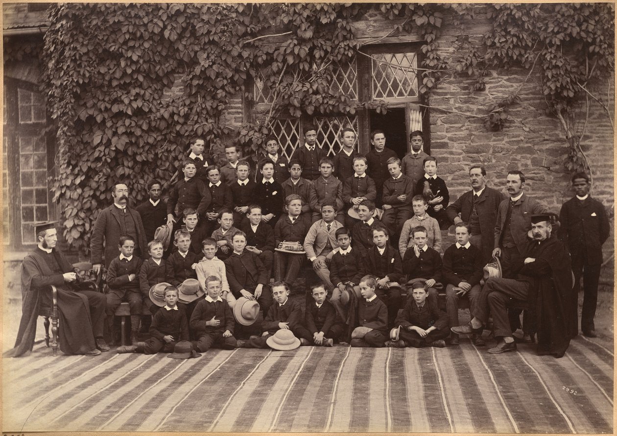 Clase de primaria, Bishop Cotton School, Shimla (recto) de Raja Deen Dayal