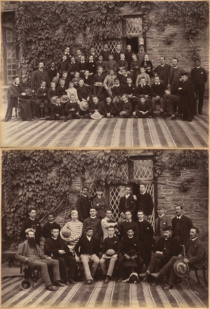 Clase primaria de la Bishop Cotton School, Shimla (recto); alumnos y profesores de las clases superiores de la Bishop Cotton School, Shimla (verso) de Raja Deen Dayal