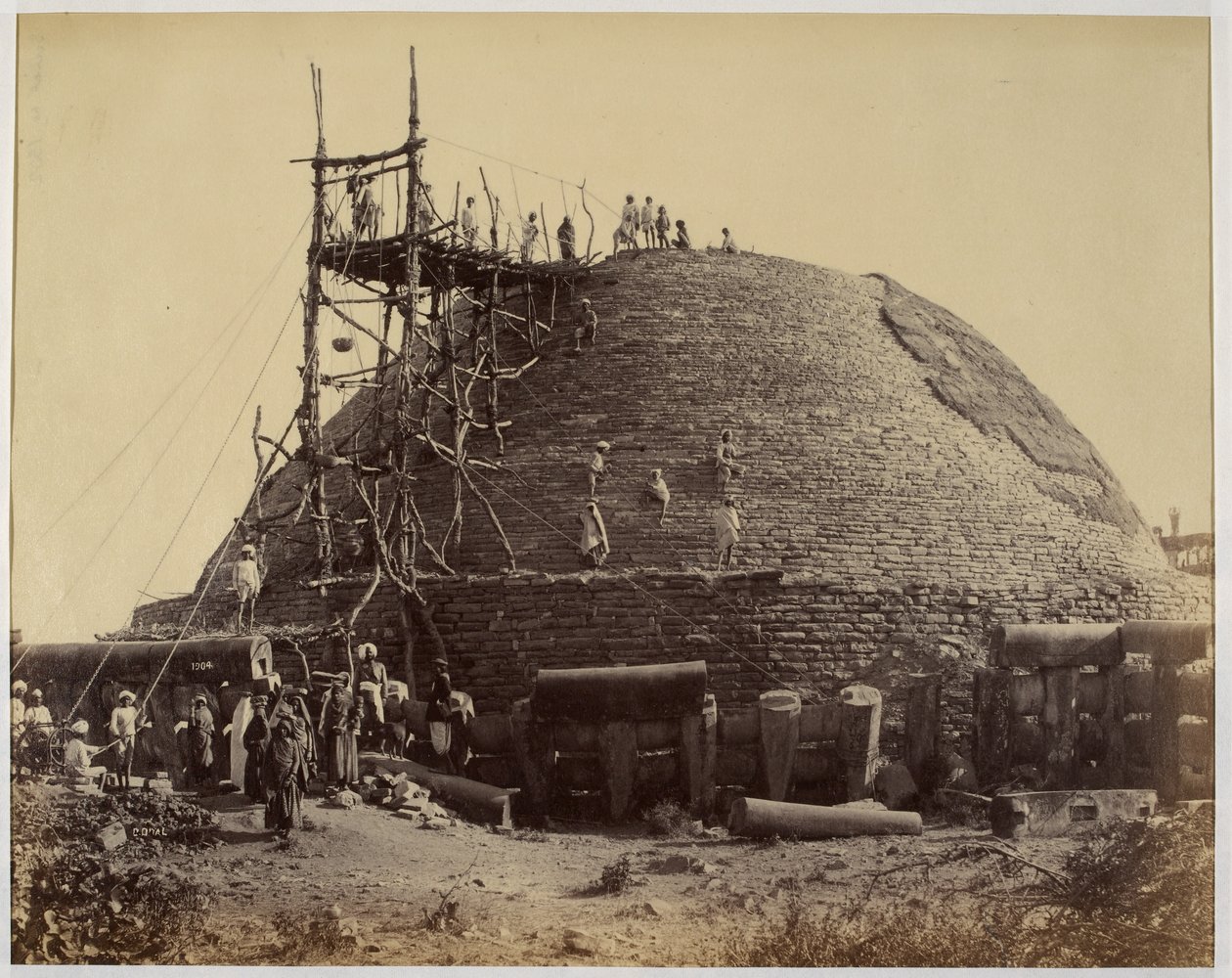 Estupa Sanchi del suroeste durante las reparaciones de Raja Deen Dayal