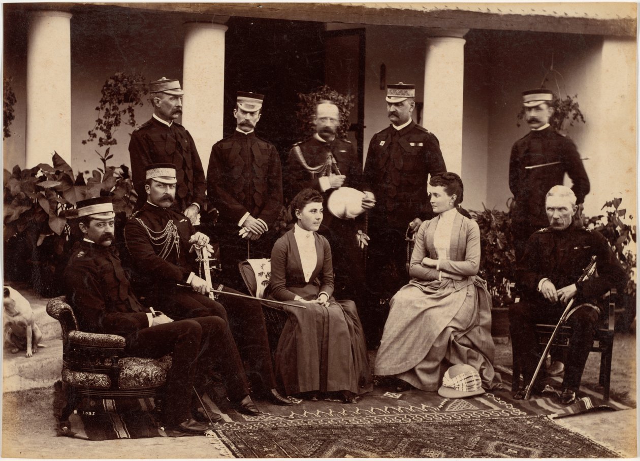 El duque y la duquesa de Connaught, con el coronel Adam, el capitán H.V. Benett, el coronel Becher, el general Knowles, el capitán Herbert, el coronel Cavaye, la señora Cavaye y el general R. Gellispie, Mhow de Raja Deen Dayal