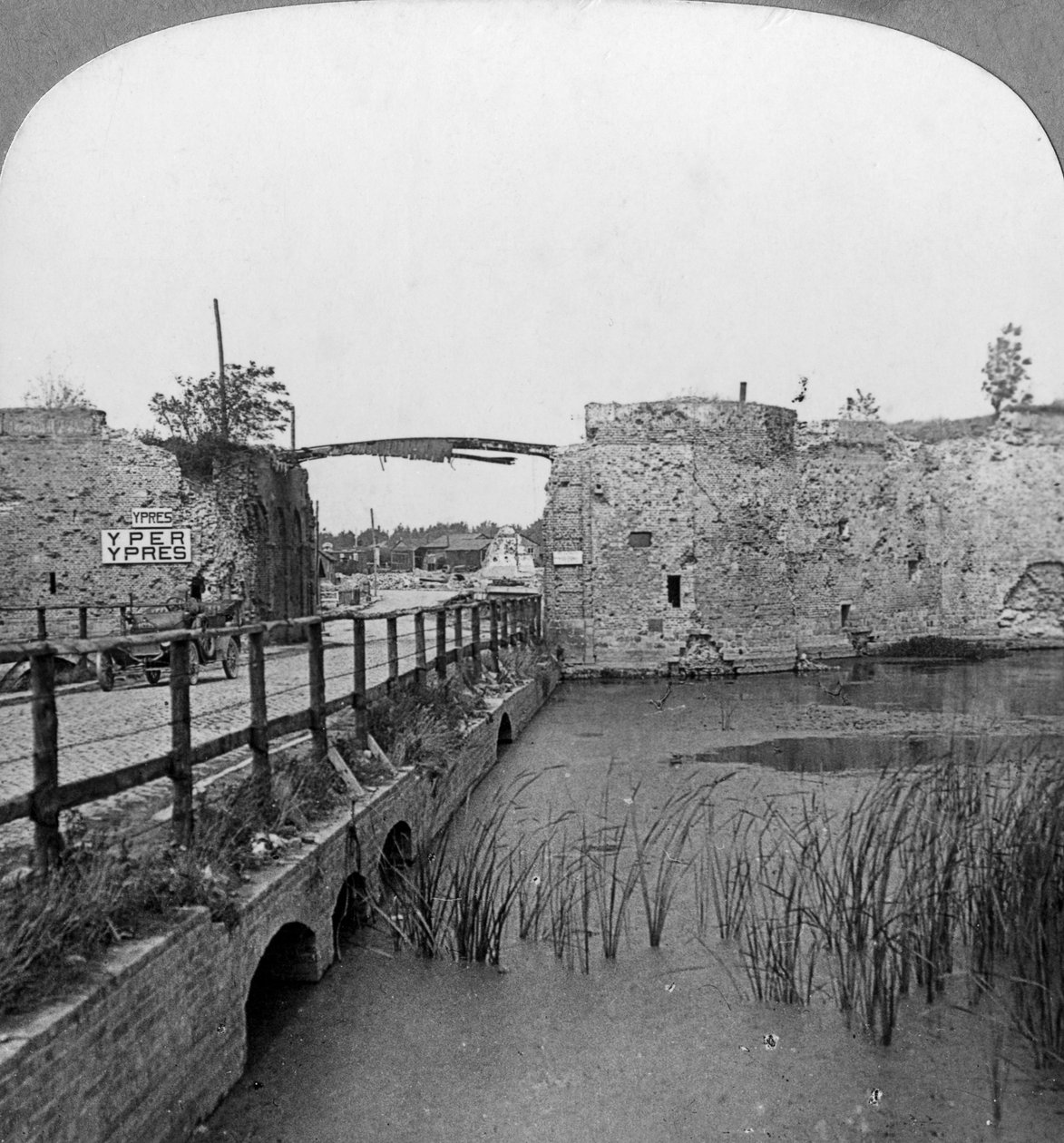 Murallas del siglo XIV y Puerta de Lille, Ypres, Bélgica, Primera Guerra Mundial, c1914-c1918 de Realistic Travels Publishers