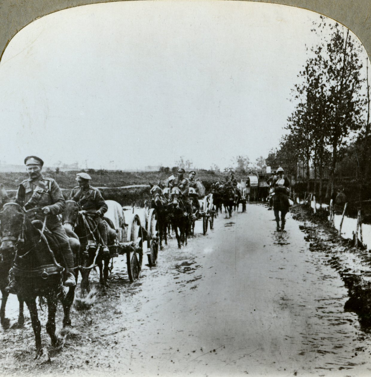 Artillería abriéndose camino a través del barro hacia Gommecourt, Francia, Primera Guerra Mundial, c. 1914-c. 1918 de Realistic Travels Publishers