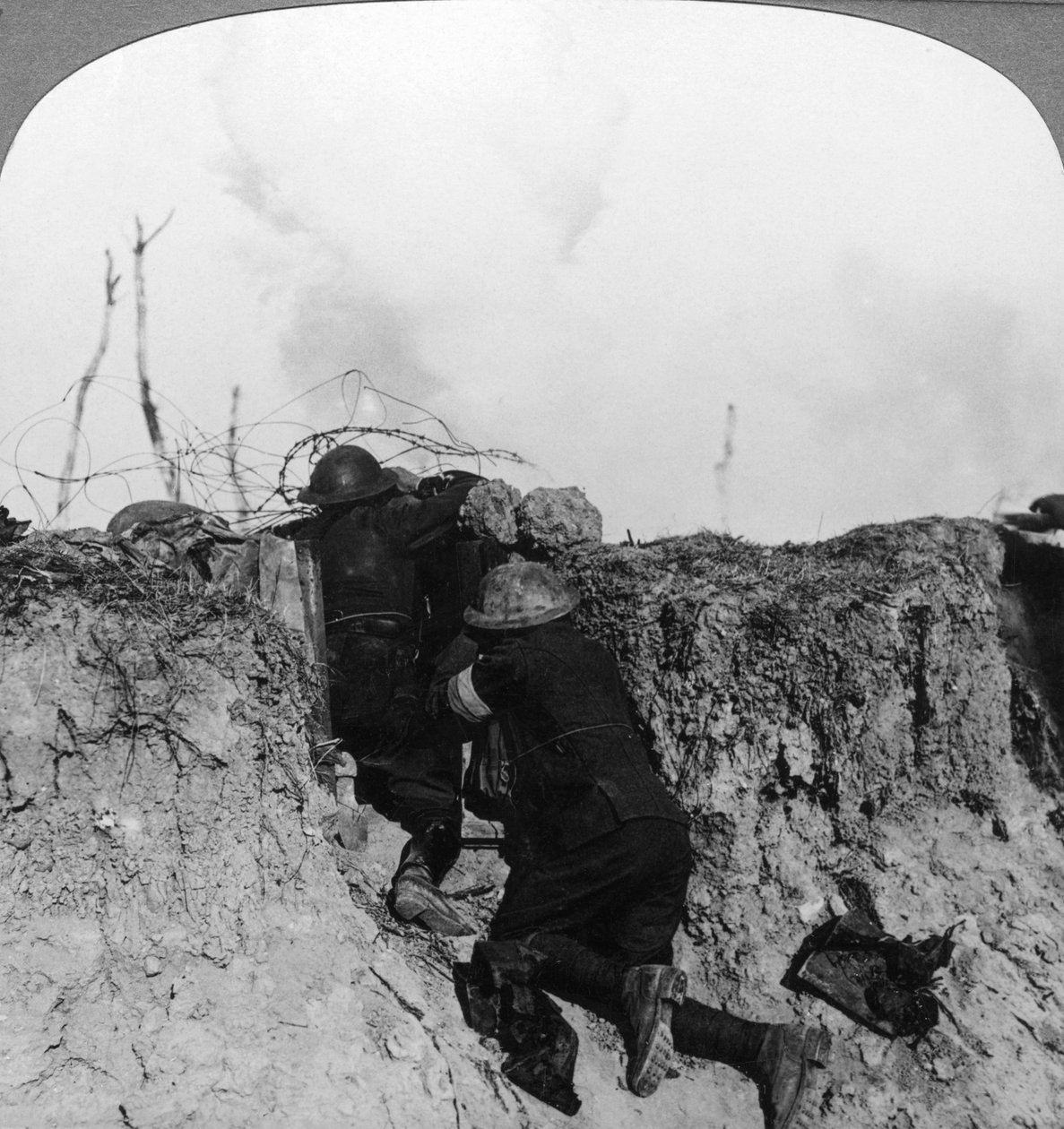 Oficial de observación de artillería en puesto avanzado, Francia, Primera Guerra Mundial, 1914-1918 de Realistic Travels Publishers