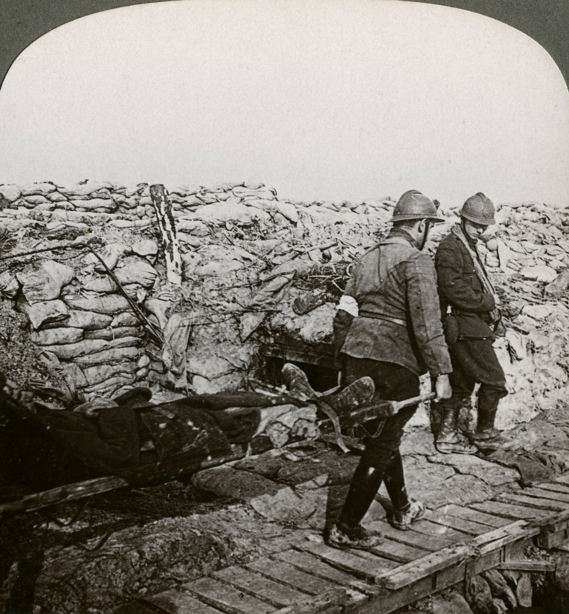 Camilleros belgas llevando heridos en una trinchera, Dixmude, Bélgica, Primera Guerra Mundial, 1914-1918 de Realistic Travels Publishers