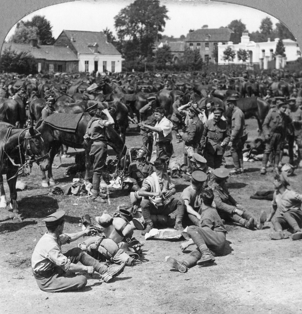 Tropas de caballería británica descansando en un pueblo francés, Primera Guerra Mundial, c1914-c1918 de Realistic Travels Publishers
