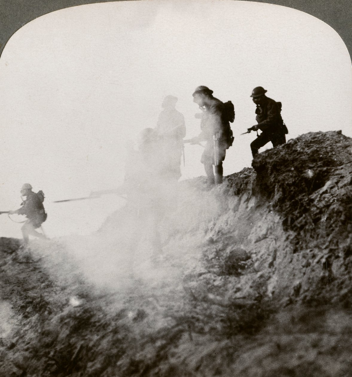 Soldados británicos avanzando bajo la cobertura de gas y humo, Francia, Primera Guerra Mundial, 1916 de Realistic Travels Publishers