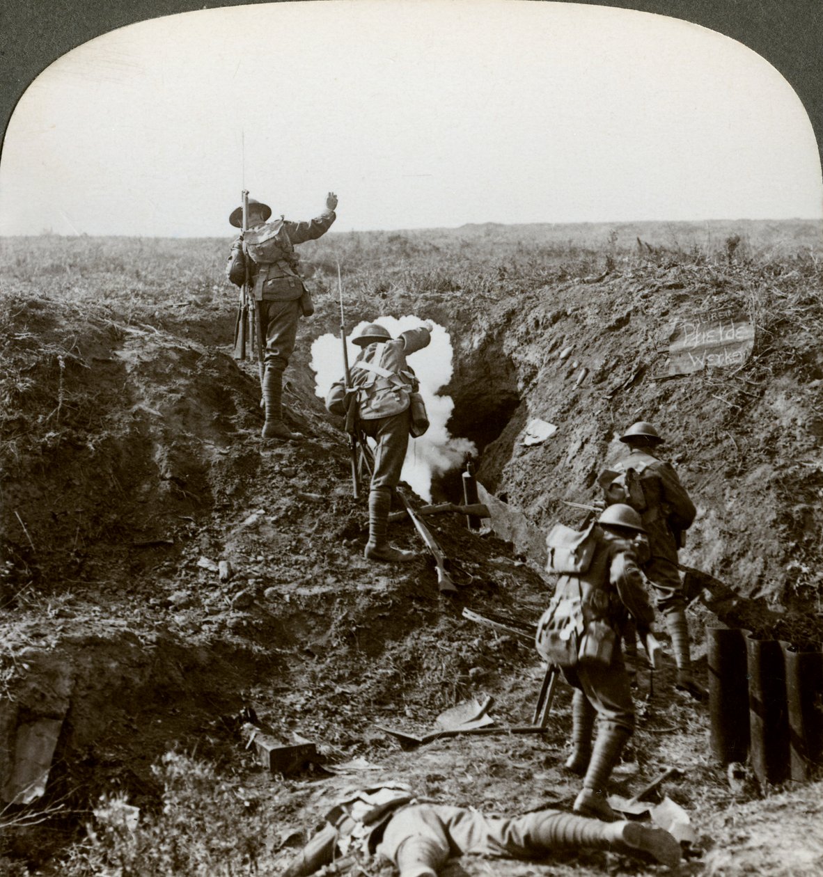 Soldados británicos atacando la Línea Hindenburg, Primera Guerra Mundial, 1917-1918 de Realistic Travels Publishers