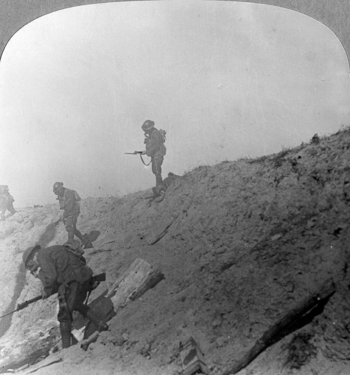 Tropas británicas avanzando a través del gas, Passchendaele, Ypres, Bélgica, Primera Guerra Mundial, c1914-c1918 de Realistic Travels Publishers