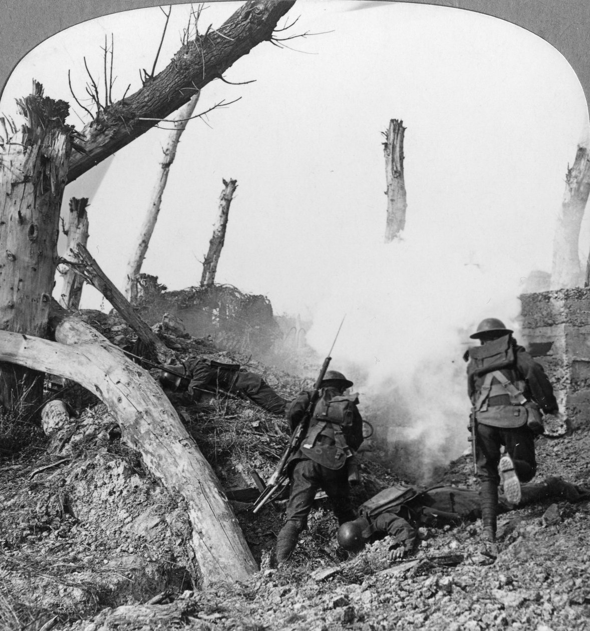 Tropas británicas atacando alemanes aislados en un pueblo capturado, Primera Guerra Mundial, c1914-c1918 de Realistic Travels Publishers