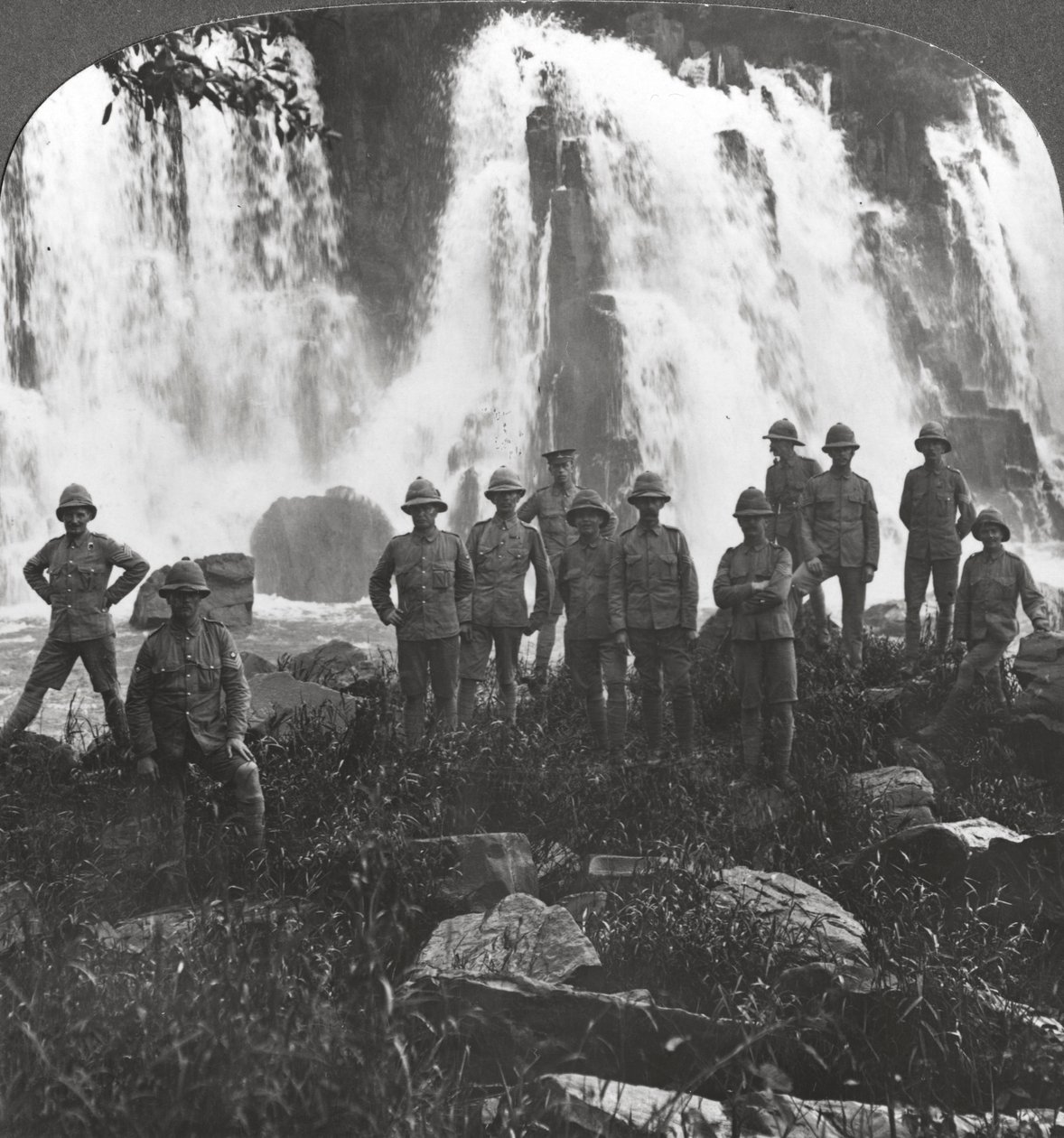 Tropas británicas refrescándose en una cascada, África, Primera Guerra Mundial, c. 1914-c. 1918 de Realistic Travels Publishers
