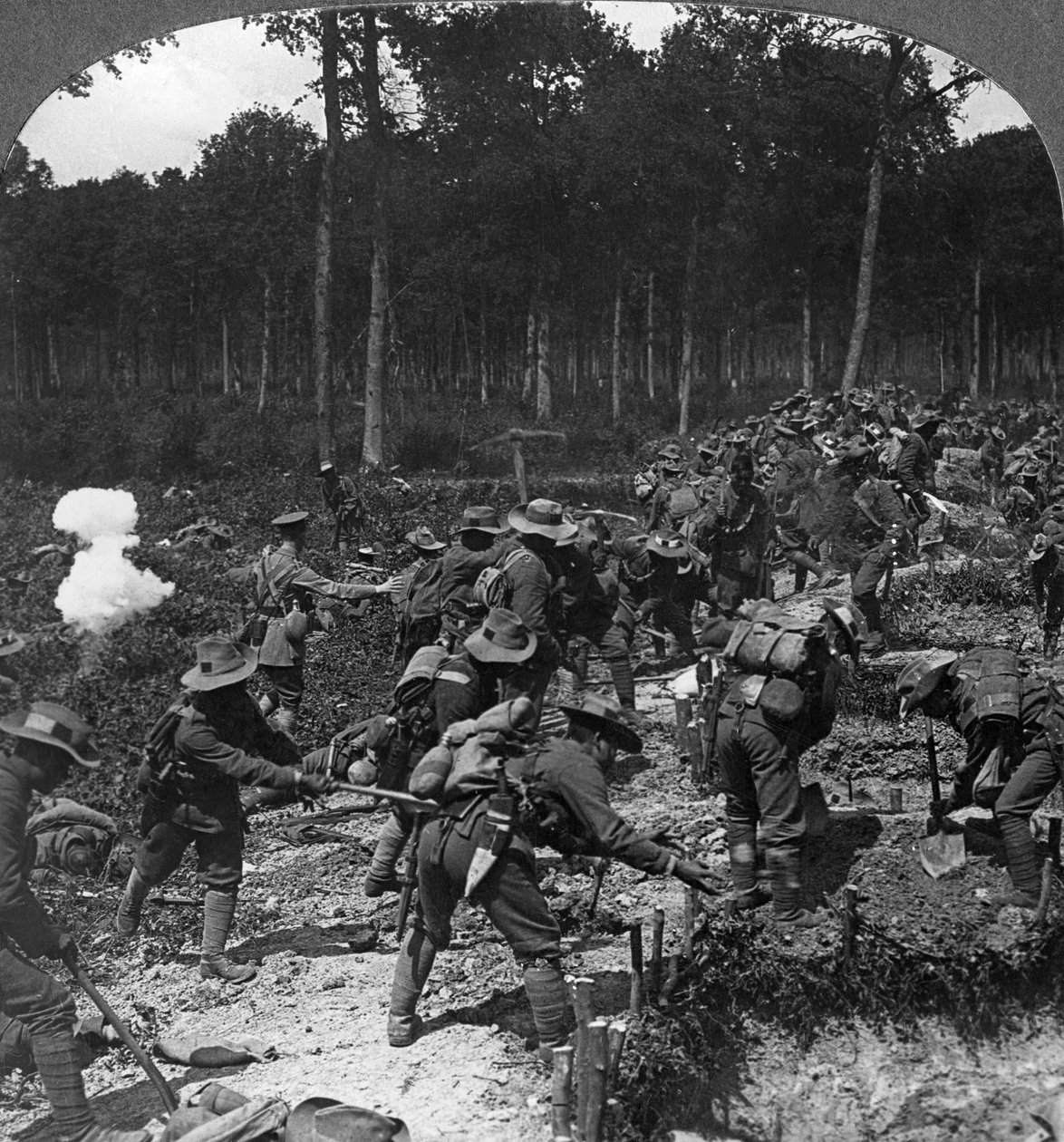 Trincheras capturadas fortalecidas para resistir el contraataque, Primera Guerra Mundial, 1914-1918 de Realistic Travels Publishers