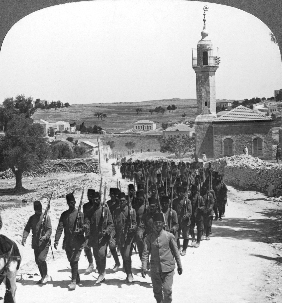 Soldados turcos derrotados, Palestina, Primera Guerra Mundial, c1917-c1918 de Realistic Travels Publishers
