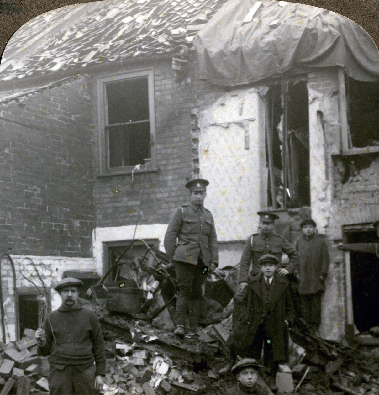 Destrucción causada por bombas de zepelín alemanas, Primera Guerra Mundial de Realistic Travels Publishers