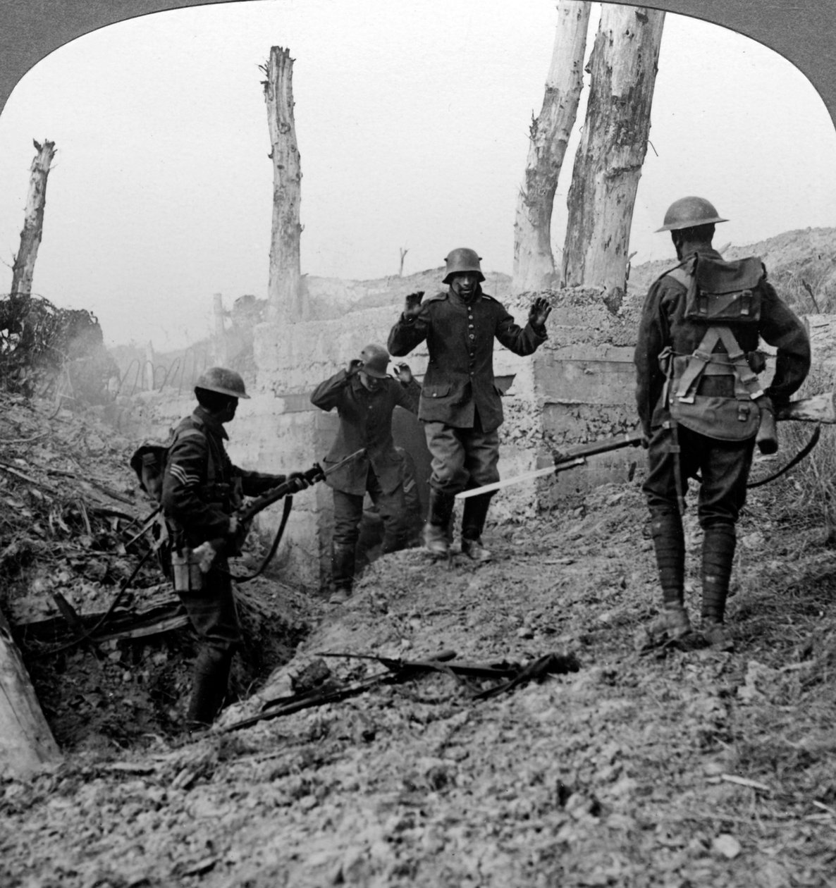 Soldados alemanes rindiéndose, Bullecourt, Francia, Primera Guerra Mundial, 1914-1918 de Realistic Travels Publishers