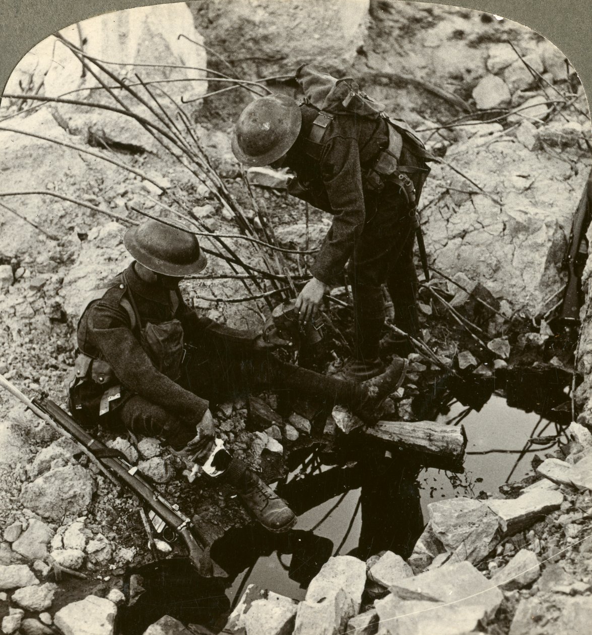 Dando agua a un compañero herido, Hooge, Ypres, Bélgica, Primera Guerra Mundial, 1914-1918 de Realistic Travels Publishers