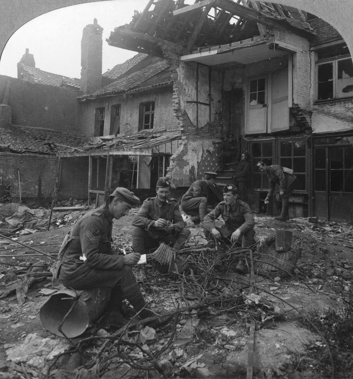 Casas dañadas por el fuego de artillería alemán, saliente de Ypres, Bélgica, Primera Guerra Mundial, c. 1914-c. 1918 de Realistic Travels Publishers