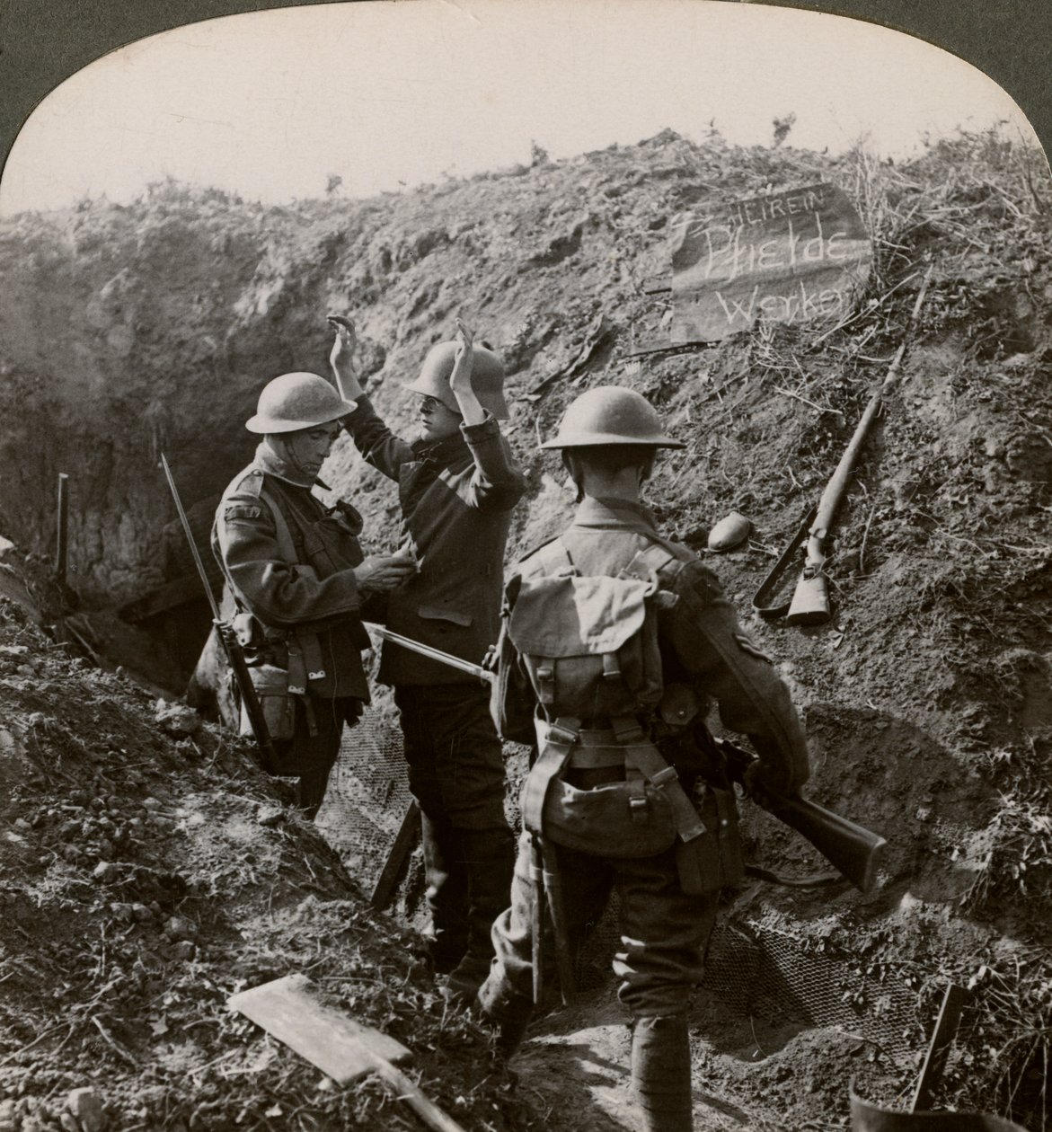 Interrogando a un prisionero alemán para obtener información, Primera Guerra Mundial, 1914-1918 de Realistic Travels Publishers
