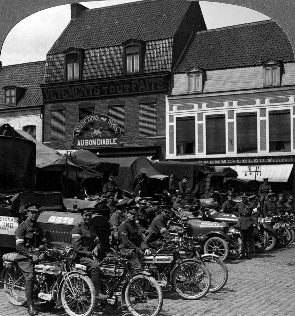 Camiones y motocicletas del Cuerpo del Ejército Indio, Merville, Francia, Primera Guerra Mundial, 1914-1918 de Realistic Travels Publishers