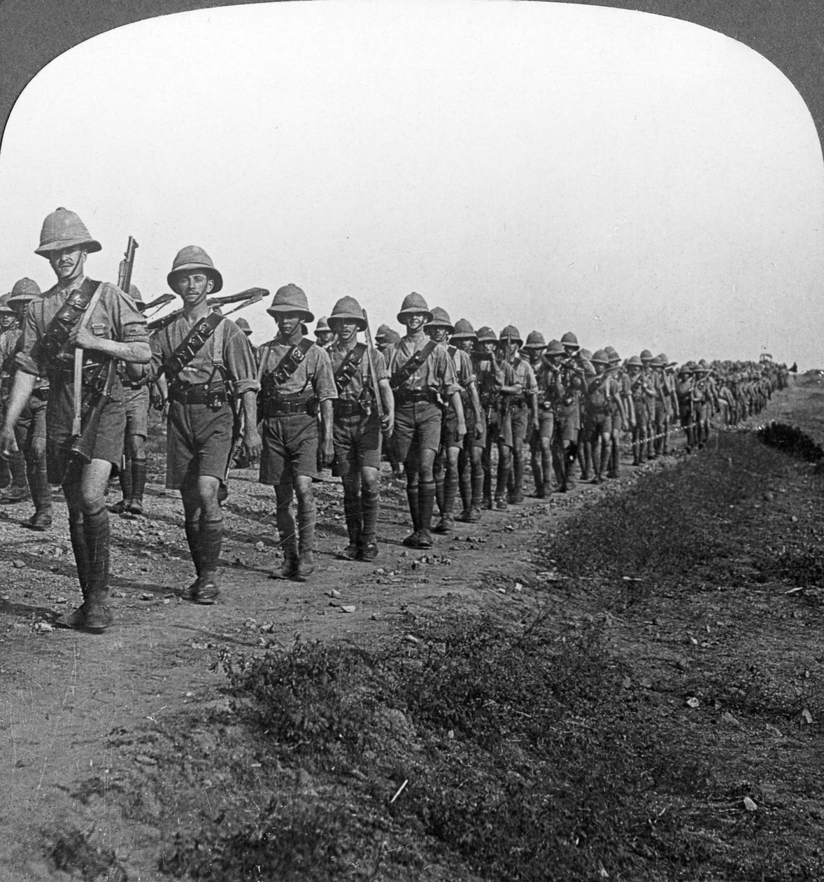 En la larga marcha a través del calor tórrido hacia Bagdad, Primera Guerra Mundial, c. 1914-c. 1917 de Realistic Travels Publishers