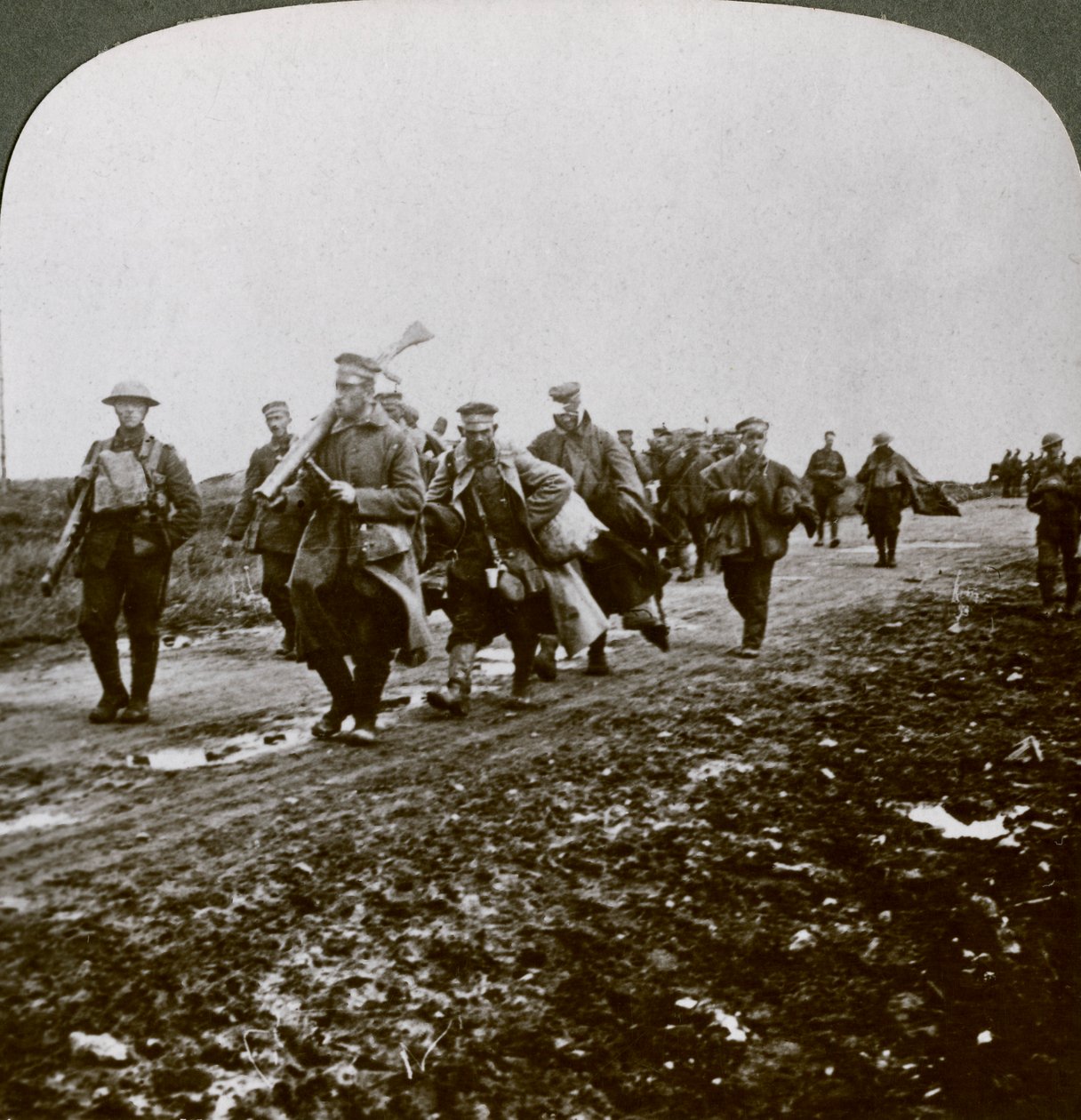 Prusianos capturados por los Viejos Despreciables en el avance en Pozieres, Primera Guerra Mundial, 1914-1918 de Realistic Travels Publishers