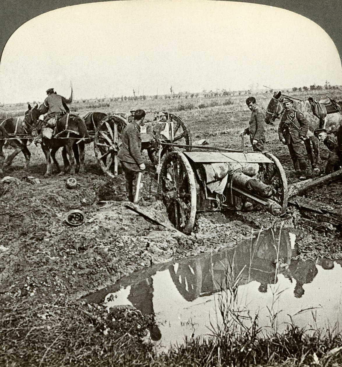 Removiendo un cañón de campo de una posición inundada, Primera Guerra Mundial, 1914-1918 de Realistic Travels Publishers