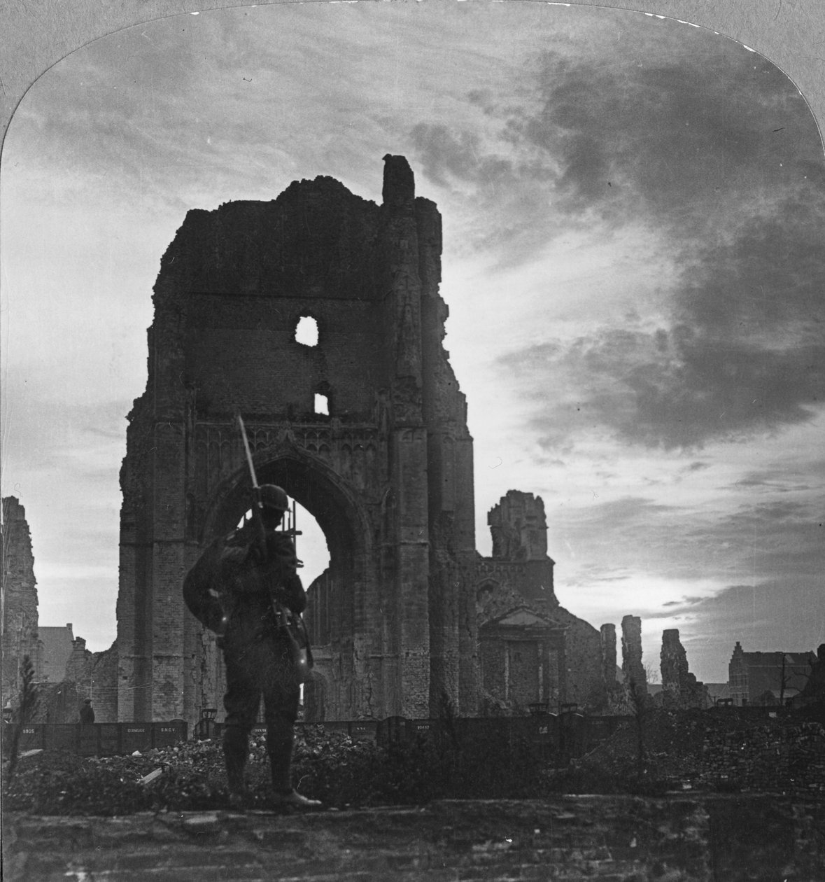 Ruinas de Ypres, Flandes, Bélgica, Primera Guerra Mundial, c1914-c1918 de Realistic Travels Publishers
