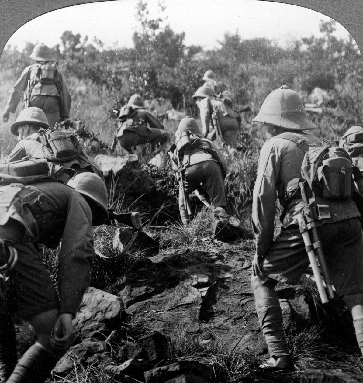Exploradores abriéndose camino a través de los bosques de África Oriental, Primera Guerra Mundial, 1914-1918 de Realistic Travels Publishers