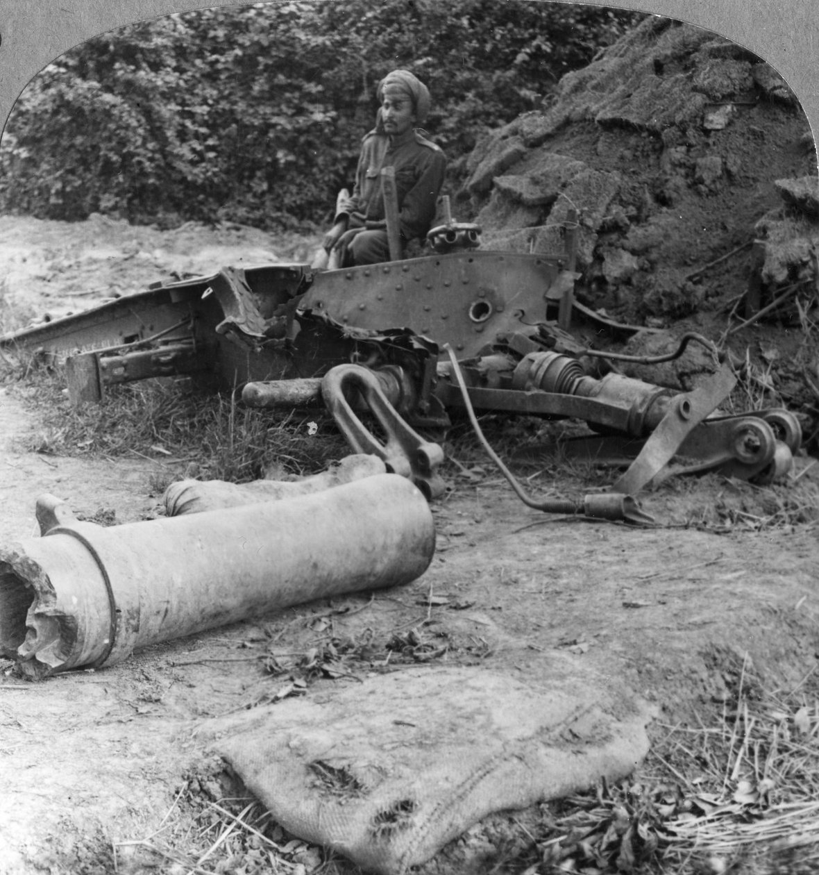 Restos destrozados de un obús desafortunado volado por un impacto directo alemán, Primera Guerra Mundial, c1914-c1918 de Realistic Travels Publishers