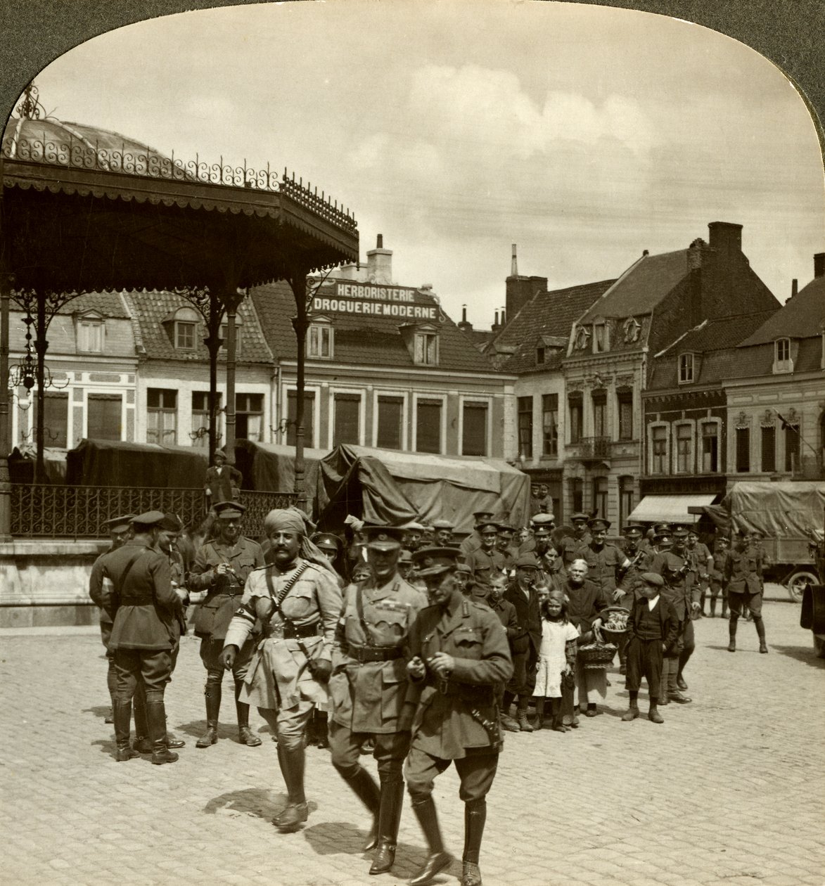 Sir James Willcocks con el General Nanten, Plaza del Mercado, Merville, Francia, Primera Guerra Mundial, 1914-1915 de Realistic Travels Publishers