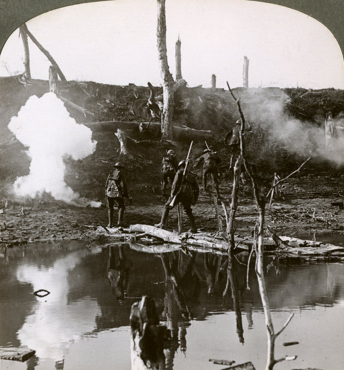 Soldados cruzando el río Ancre, Batalla del Somme, Francia, Primera Guerra Mundial, 1916 de Realistic Travels Publishers