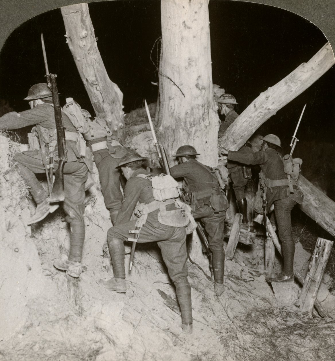 Soldados saliendo de una trinchera para una incursión nocturna en Messines, Bélgica, Primera Guerra Mundial, 1914-1918 de Realistic Travels Publishers