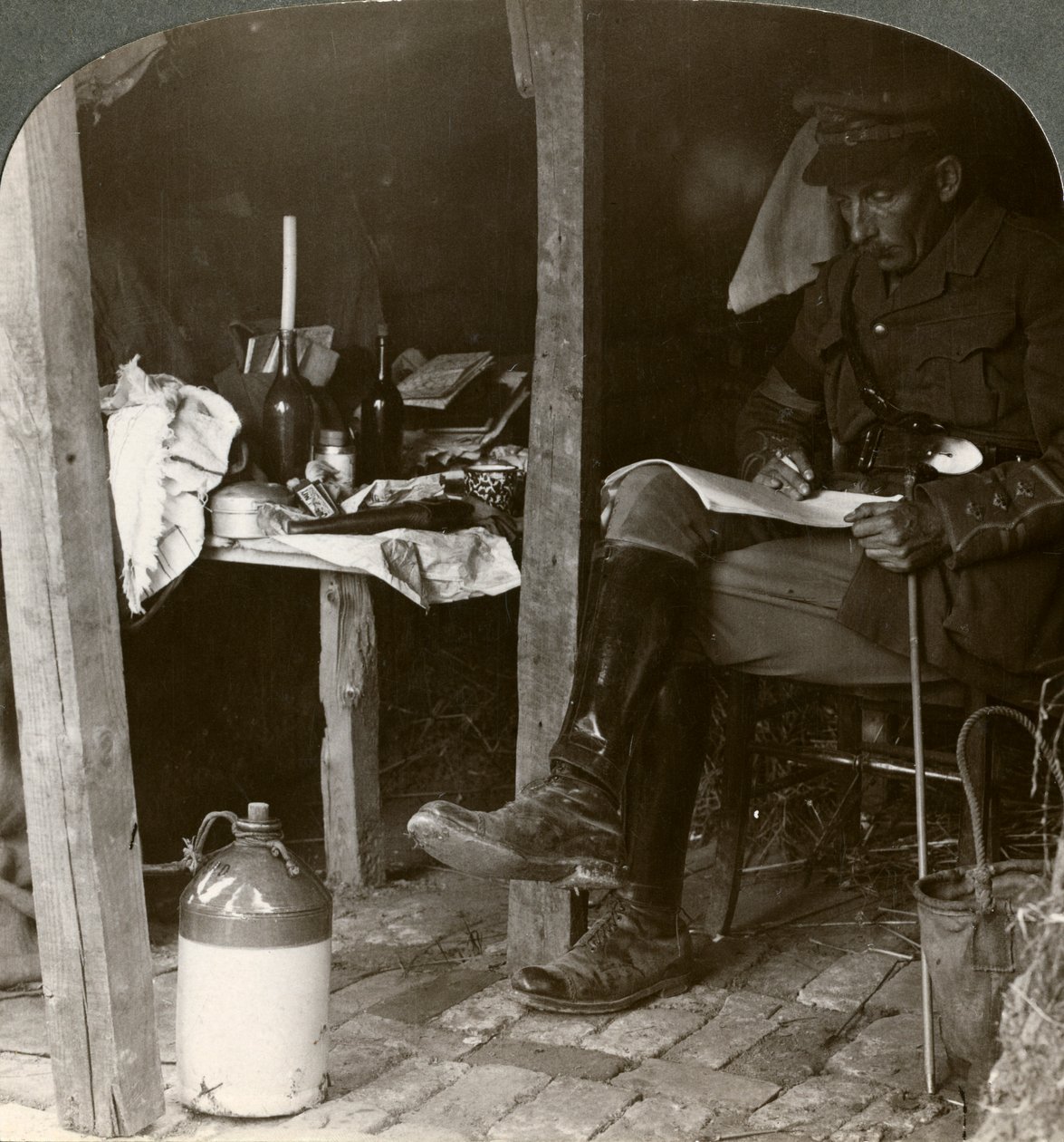 Oficial de estado mayor en un refugio estudiando detalles antes de una ofensiva, Primera Guerra Mundial, 1914-1918 de Realistic Travels Publishers
