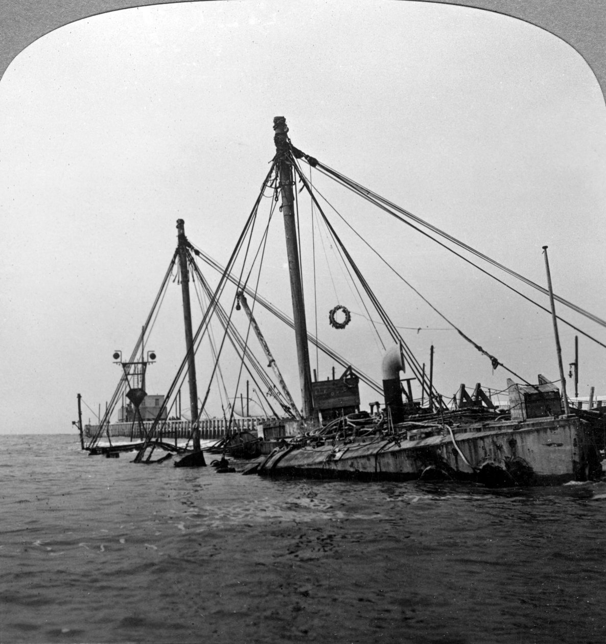 Buque de guerra hundido HMS Vindictive, Ostende, Bélgica, Primera Guerra Mundial de Realistic Travels Publishers