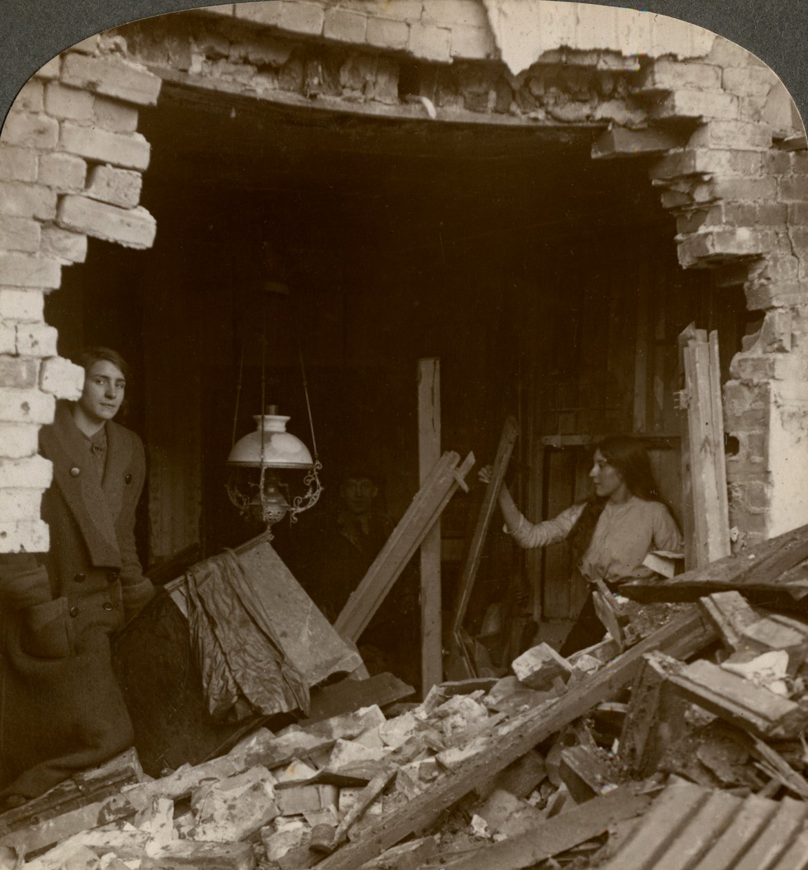 El daño causado por una bomba de zepelín alemán, Primera Guerra Mundial, 1914-1918 de Realistic Travels Publishers