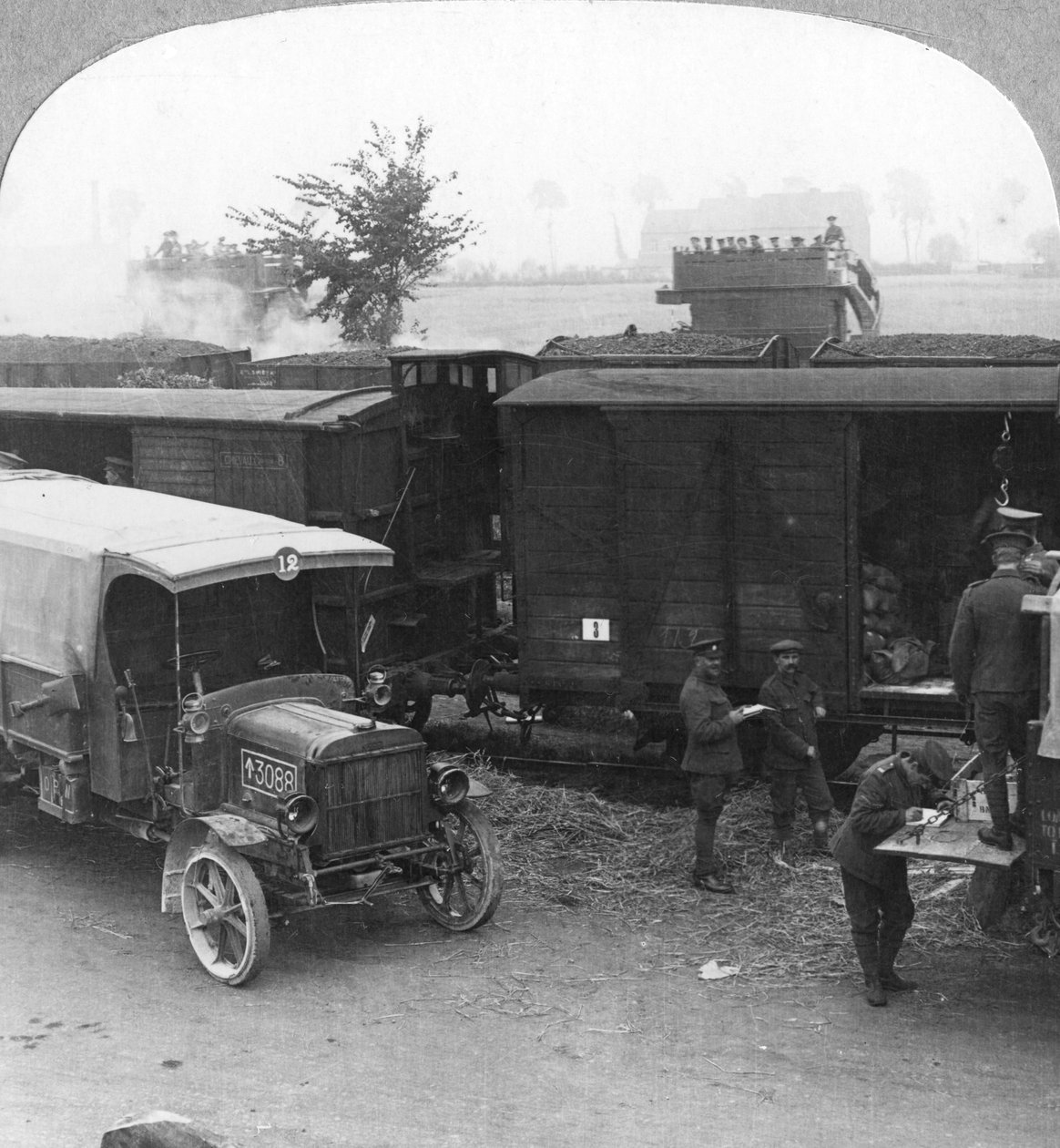Tropas y suministros son llevados rápidamente desde un punto ferroviario a la línea de fuego, Primera Guerra Mundial de Realistic Travels Publishers