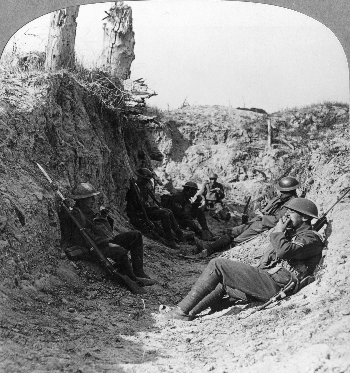 Tropas esperando en una trinchera cerca de Arras, Francia, Primera Guerra Mundial, c1914-c1918 de Realistic Travels Publishers