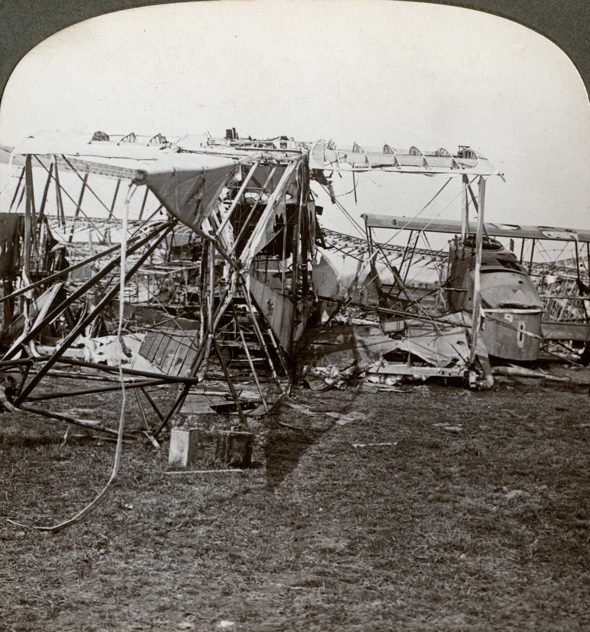 Restos de un bombardero alemán que intentó romper la defensa aérea, Primera Guerra Mundial, 1914-1918 de Realistic Travels Publishers