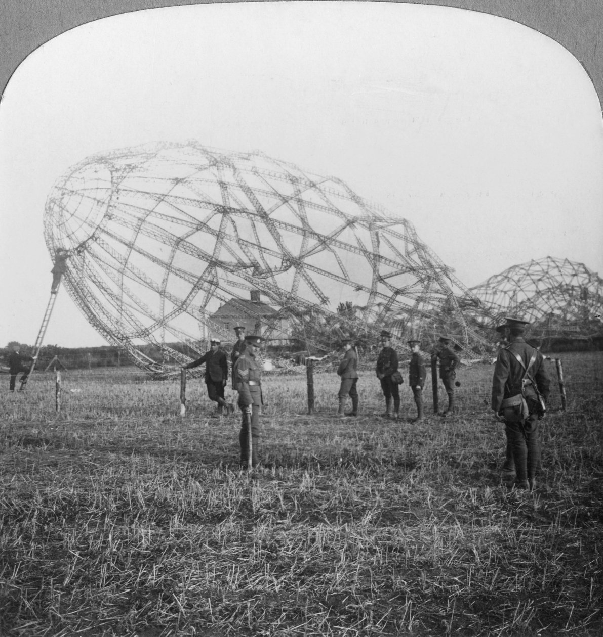 Zeppelin derribado cerca de Colchester, Essex, Primera Guerra Mundial, 1916 de Realistic Travels Publishers