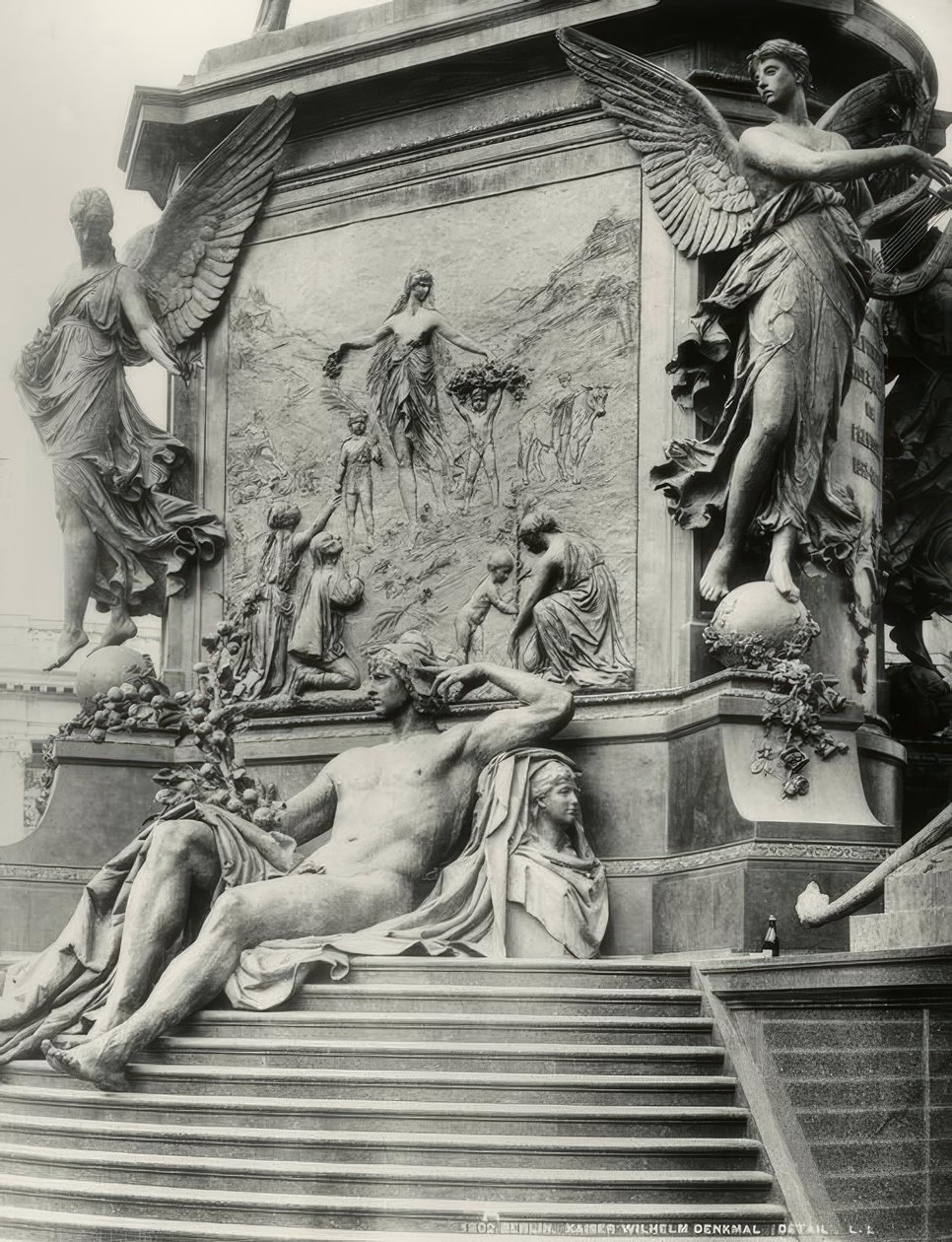 Berlín, Monumento al Kaiser Guillermo I, pedestal de Reinhold Begas