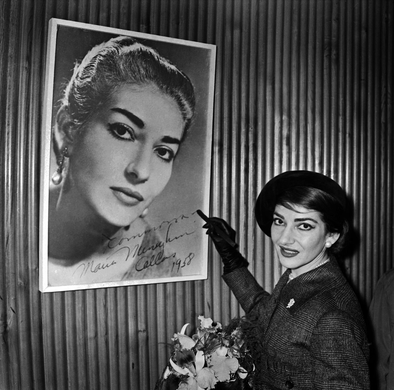 La soprano Maria Callas firmando uno de sus pósters en el aeropuerto Orly de París antes de viajar a Chicago el 16 de enero. de René Saint Paul