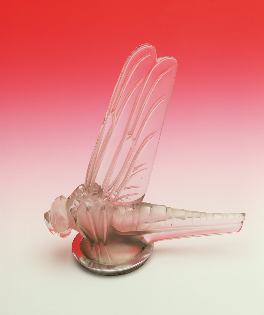 Mascota de coche Lalique de una libélula con alas abiertas de Rene Jules Lalique