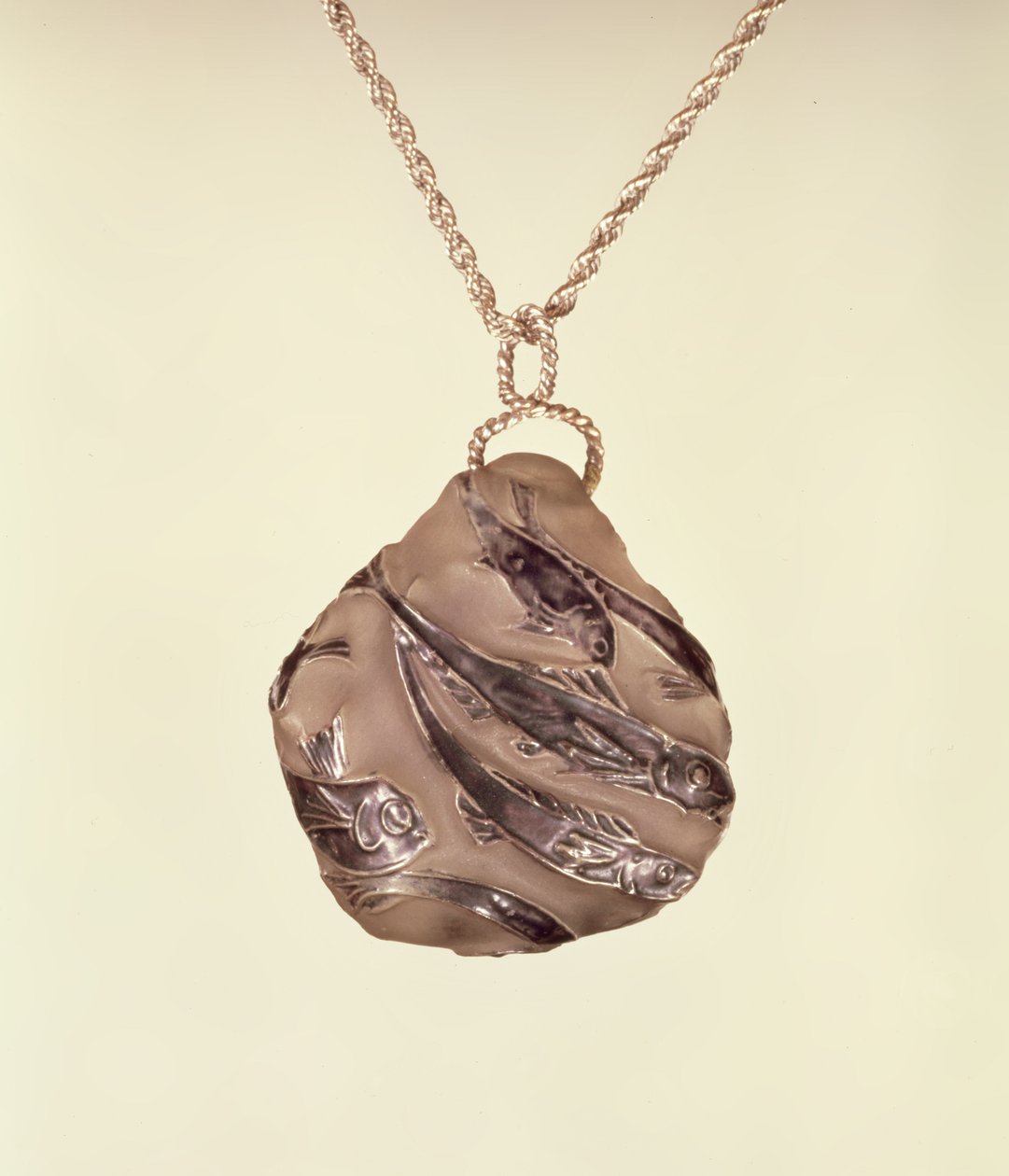 Colgante con superficie de vidrio esmerilado por Lalique, c.1902 de Rene Jules Lalique