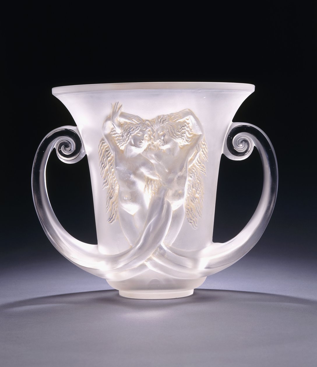 Nadica; un jarrón de vidrio moldeado muy raro que representa dos sirenas, c.1930s de Rene Jules Lalique