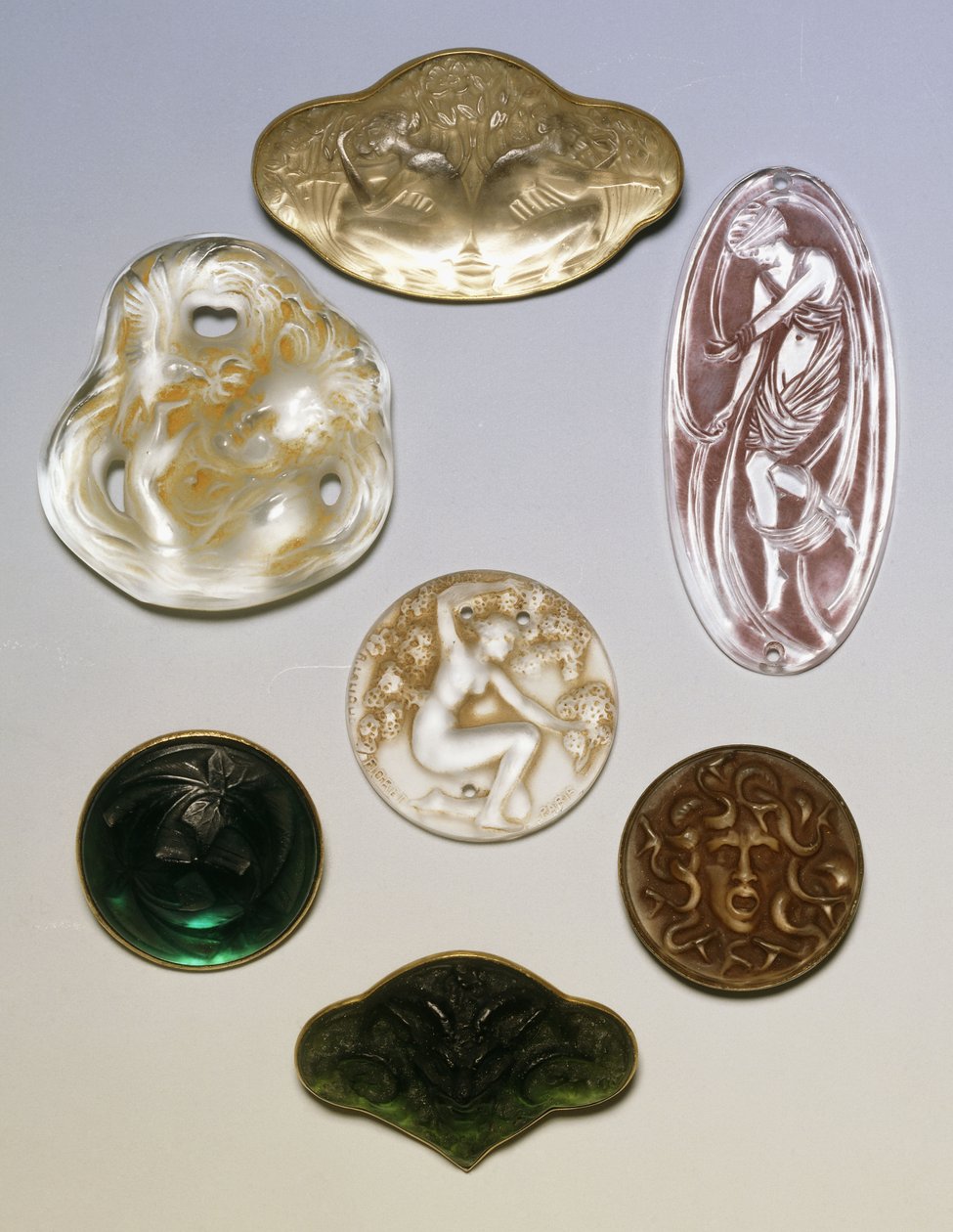 Varios broches, sellos y colgantes de vidrio de Rene Jules Lalique