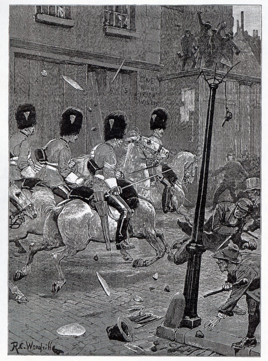 La agitación de la Liga de Tierras Irlandesa: los Greys escoceses cargando contra la multitud en Limerick, ilustración de 