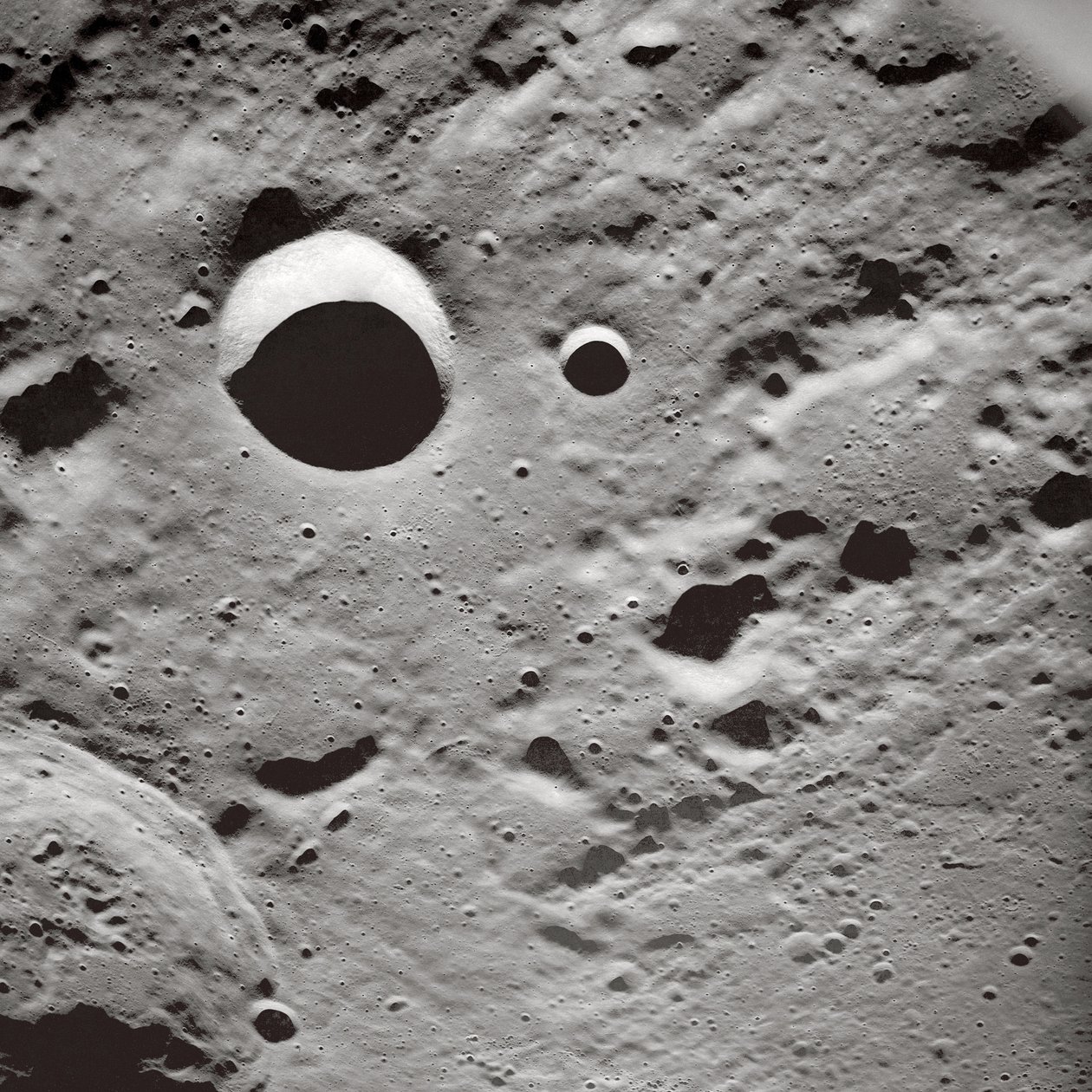 Largas sombras en la superficie lunar de John Pardon