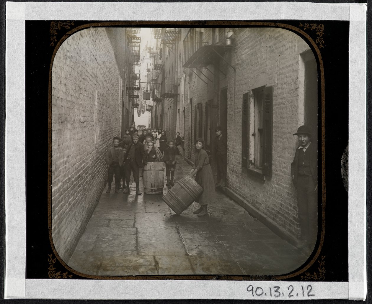 Gotham Court, 38 Cherry Street, c.1890 de Richard Hoe Lawrence